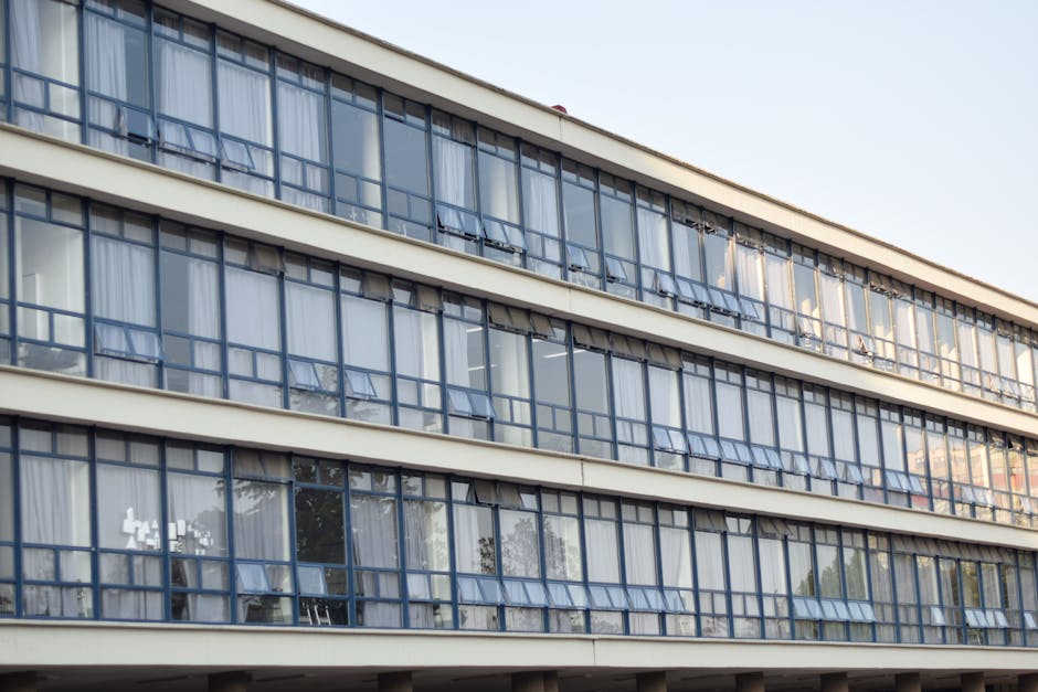 Fachada discreta de oficina privada en entorno urbano
