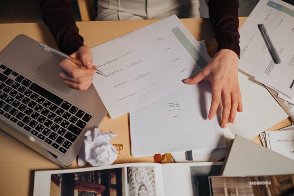 Mesa de trabajo con documentos, notas y sistema de organización