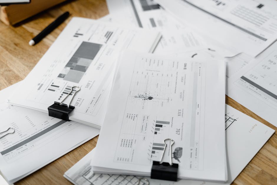 Mesa con varios documentos y esquema de análisis de un caso complejo