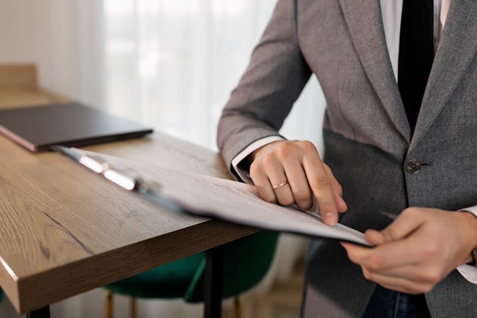 Manos revisando documentos con notas y observaciones